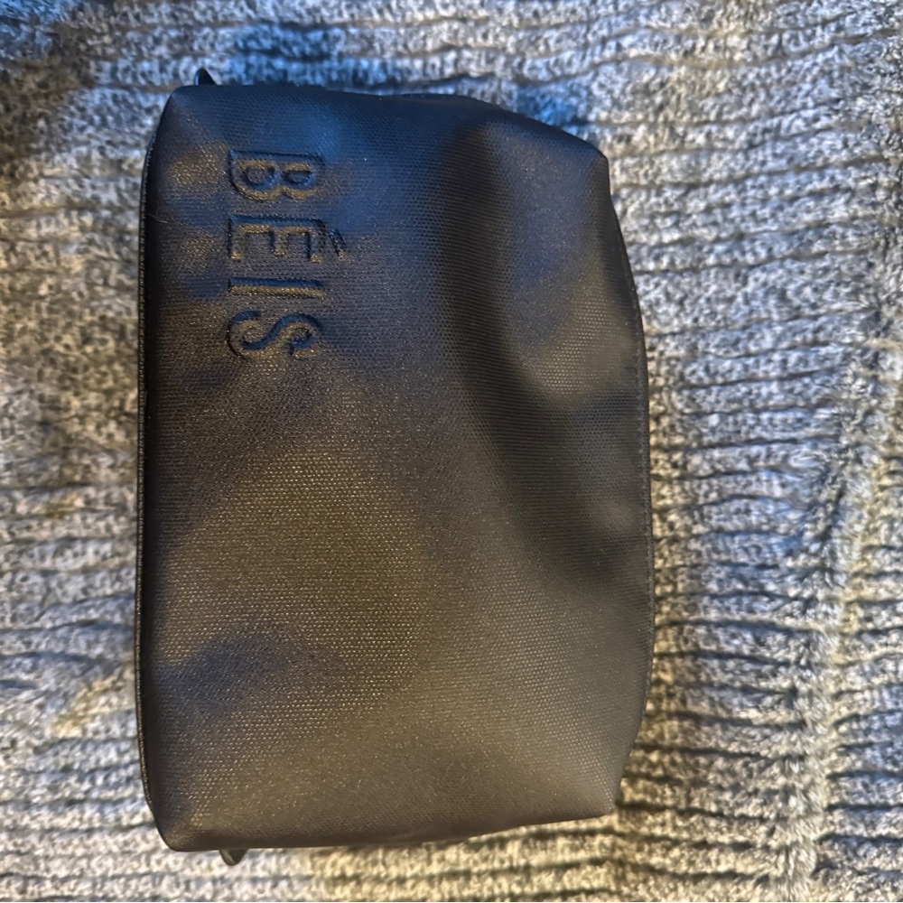 BEIS The Small Cosmetic Pouch 
in Black